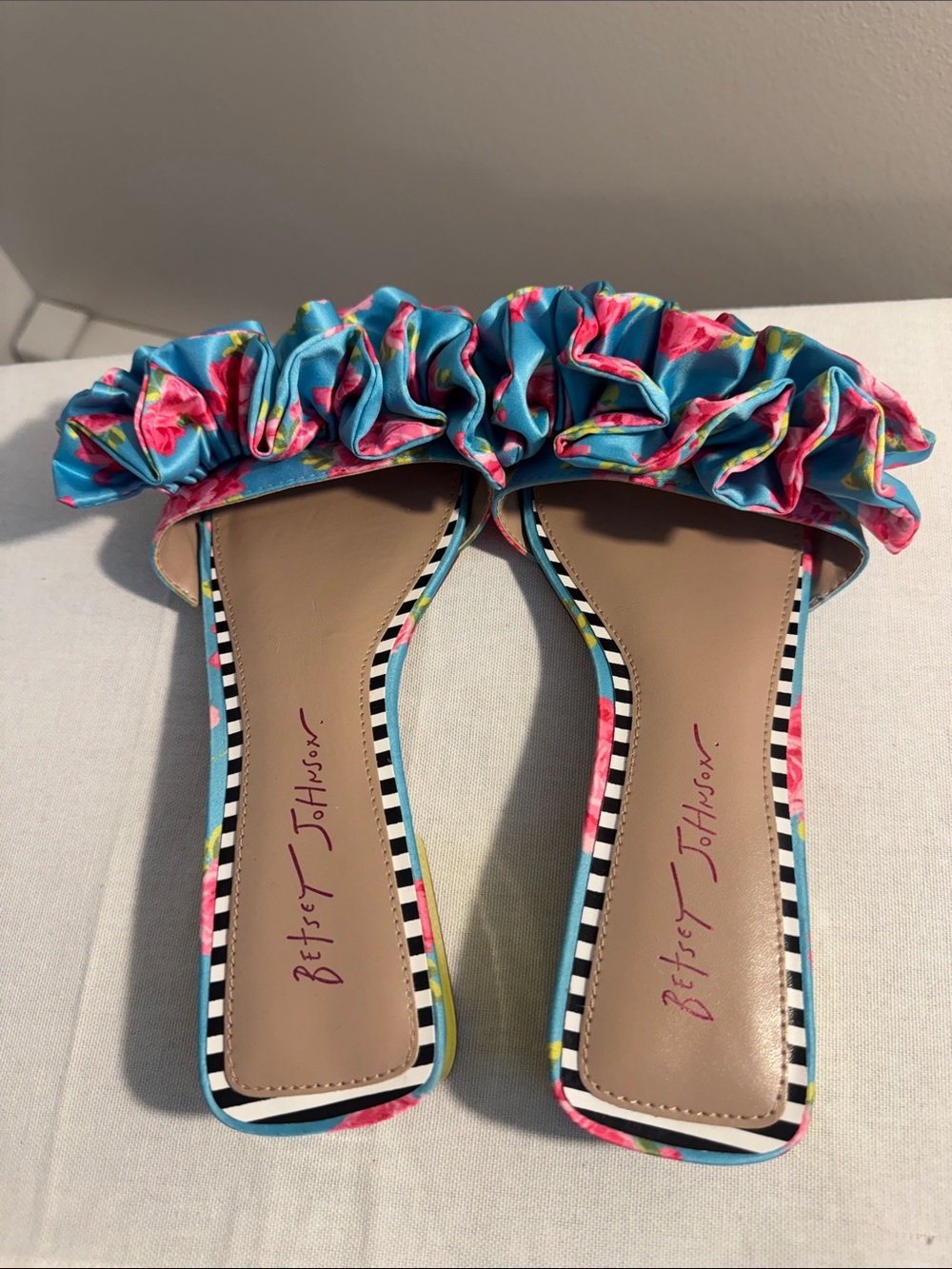 Betsey Johnson Turquoise Floral Ruffle Slide Mules with Lime Green Heel Size 8 - Picture 3 of 6